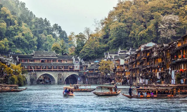 Phượng Hoàng cổ trấn