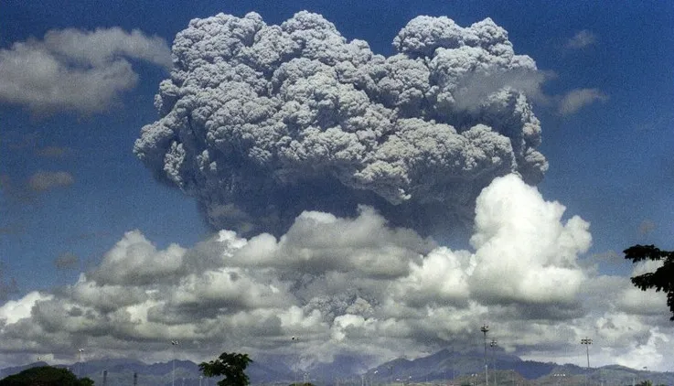 Khói bụi từ vụ phun trào năm 1991 của núi lửa Pinatubo tại Phillippines.