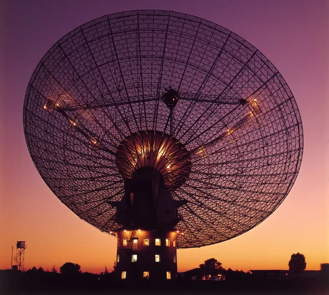 Thiết bị tìm kiếm bằng sóng radio hiện nay mới thâm nhập được khoảng 80 năm ánh sáng trong vũ trụ.