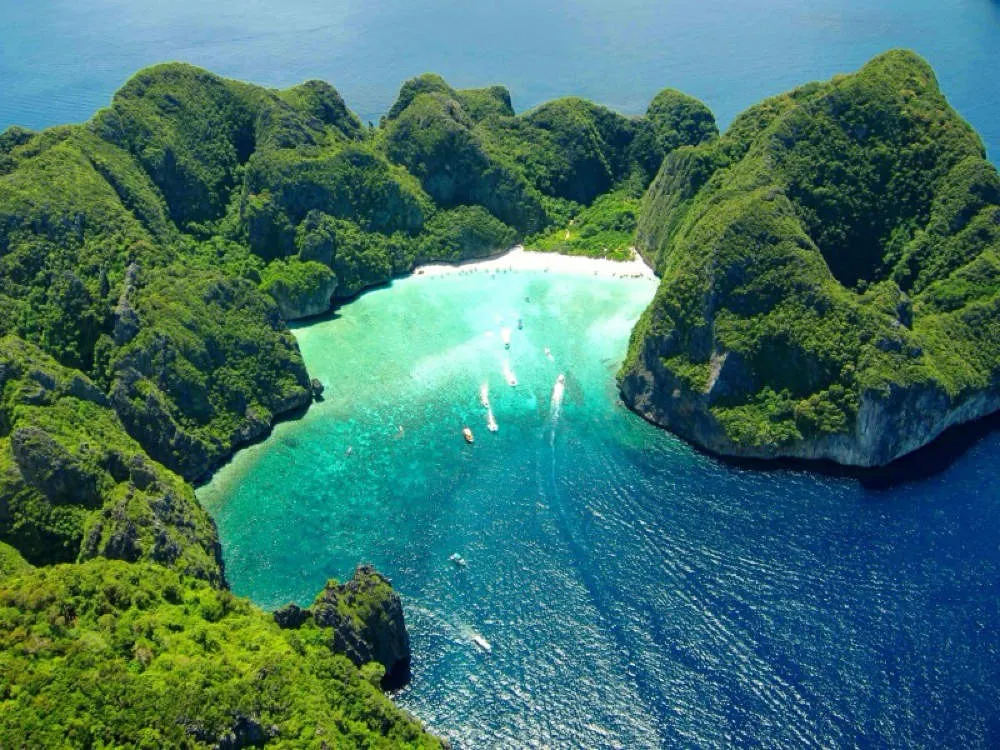 Đất nước này có hơn 1.400 hòn đảo, trong đó nổi tiếng nhất là Koh Phi Phi gần Phuket