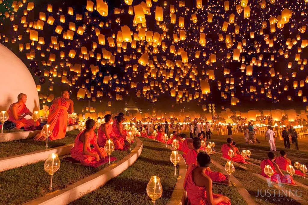 Một lễ hội nổi tiếng khác của quốc gia này là Yi Peng, diễn ra vào tháng 11 ở Chiang Mai.