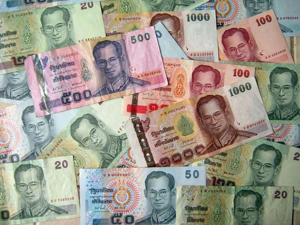 Bạn có thể sẽ bị bắt nếu dẫm lên tiền baht.