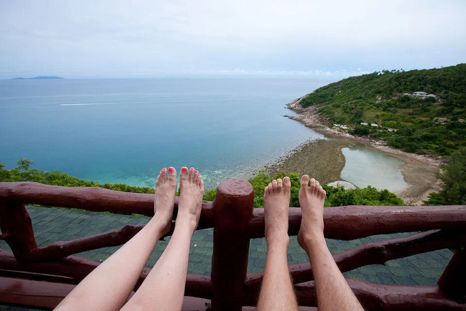 Người Thái coi chân là bộ phận bẩn và thấp kém nhất, do đó không nên chĩa chân về phía người khác hay vào đền chùa.