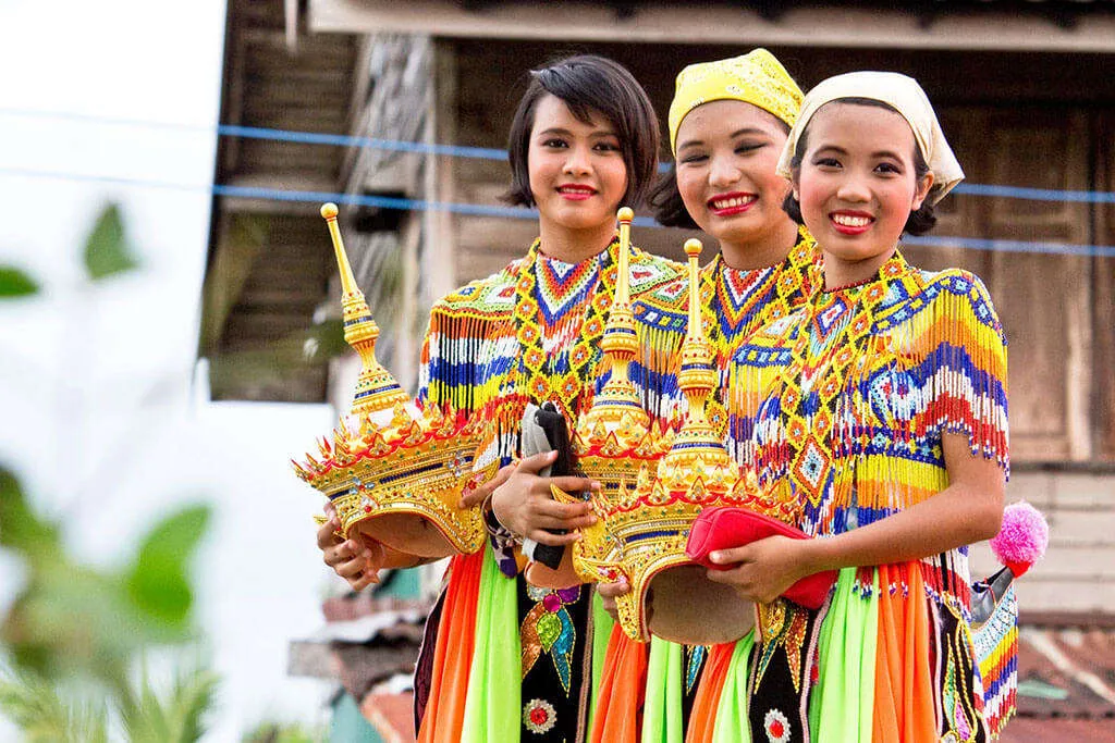 Đầu là bộ phận thiêng liêng nhất của cơ thể. Bạn không được phép chạm vào đầu người Thái, ngay cả trẻ em.