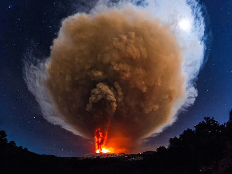 Một vụ phun trào của núi lửa Etna ở Italy vào năm 2013.