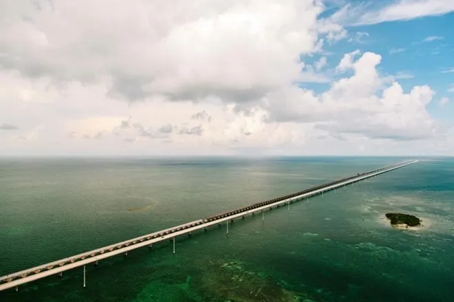 Cầu Seven Mile tuyệt đẹp trên đường cao tốc vượt biển Overseas ỏ Florida (Mỹ), chạy qua eo biển giữa vịnh Mexico và eo biển Florida tới đất liền.