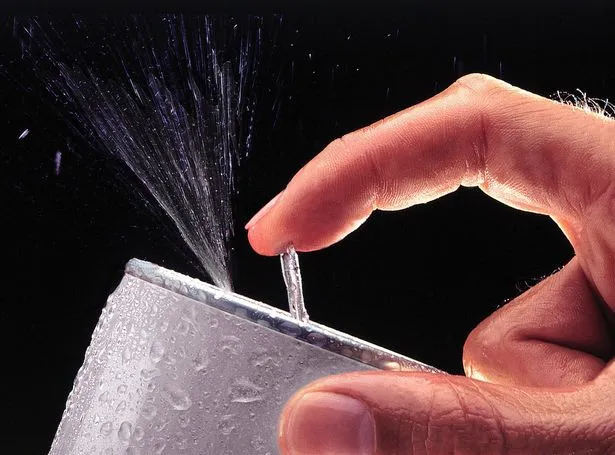 Nhiều người có thói quen gõ vào thành lon nước có gas trước khi mở nắp lon.