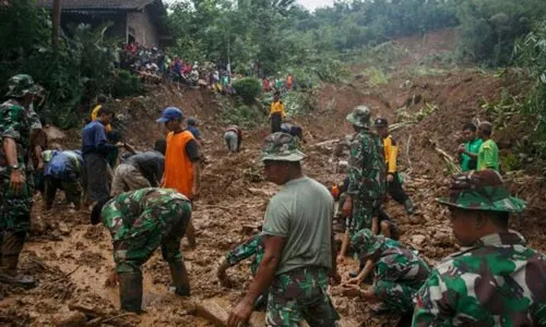Các binh sĩ quân đội Indonesia tìm kiếm những nạn nhân bị lở đất chôn vùi tại làng Caok, Purworejo.