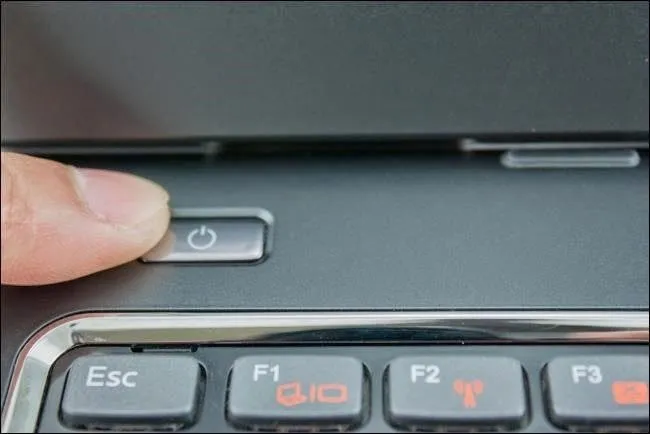 Biểu tượng nút nguồn trên laptop.