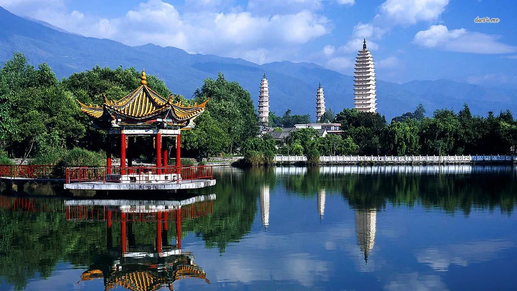 Đây là một quốc gia theo Phật giáo Mật Tông, từ vua tới dân đều sùng đạo. Vua thường tại vị một thời gian rồi xuất gia làm sư.