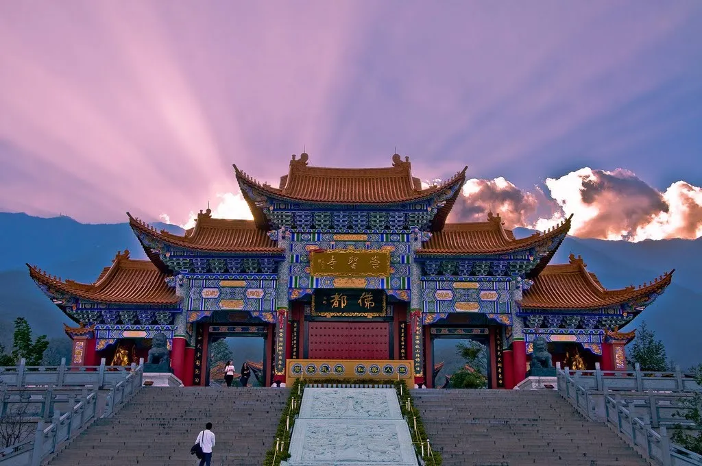 Lối vào uy nghi, lộng lẫy của Sùng Thánh Tự.