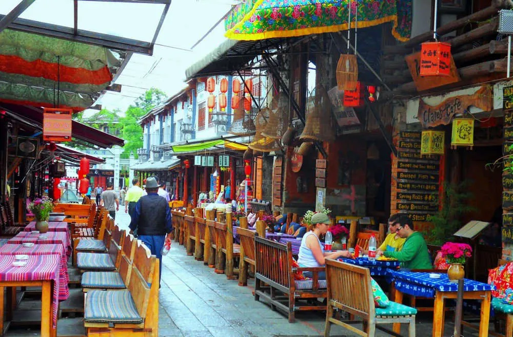 Phố Tây là nơi đông du khách nước ngoài, với nhiều món ăn vặt của người Bạch được bày bán dọc phố.