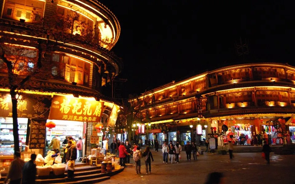 Khu phố Tây nhộn nhịp về đêm.