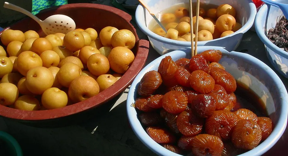 Người dân nơi đây rất thích trồng hoa và tổ chức lễ hội hoa thường niên, trong đó các gia đình bày chậu cảnh trước cửa nhà. Các món ăn và trà ở Đại Lý khá khác so với những vùng ở Trung Quốc.