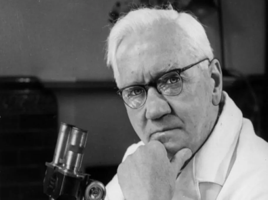 Alexander Fleming là nhà vi trùng học nổi tiếng nước Anh.