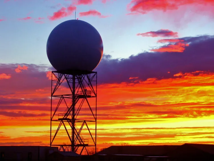 Cái cục tròn tròn này chính là hệ thống Radar đo mây đo gió đấy các anh chị ạ!