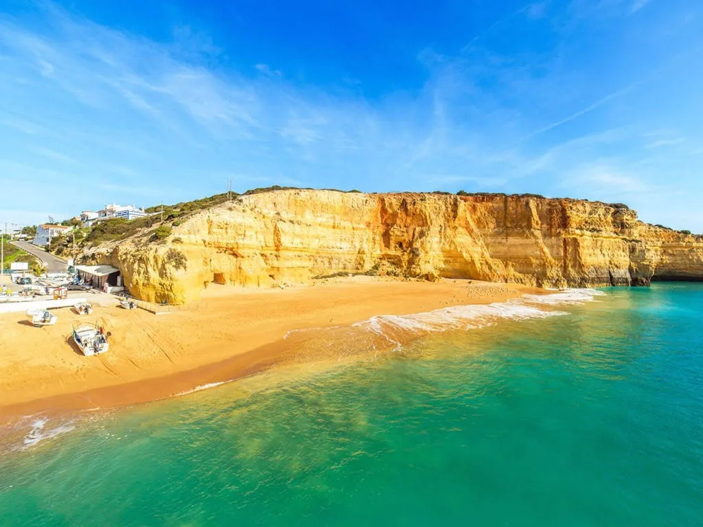 Praia de Benagil là một bãi biển nhỏ nằm giữa các vách đá ở đáy thung lũng tại Algarve, Bồ Đào Nha