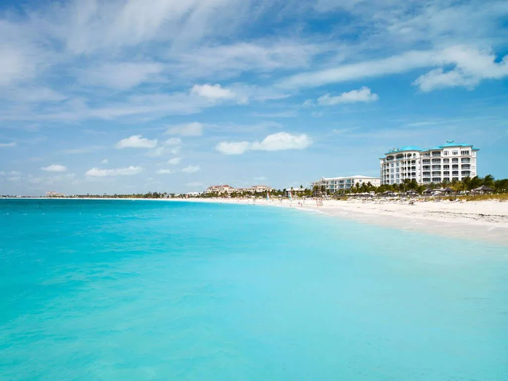 Được trang TripAdvisor bình chọn là bãi biển số một thế giới, vịnh Grace ở Providenciales (Turks và Caicos) có nước trong vắt nhiều màu tuyệt đẹp, cùng các hoạt động thú vị như bơi thuyền buồm hay lặn biển.