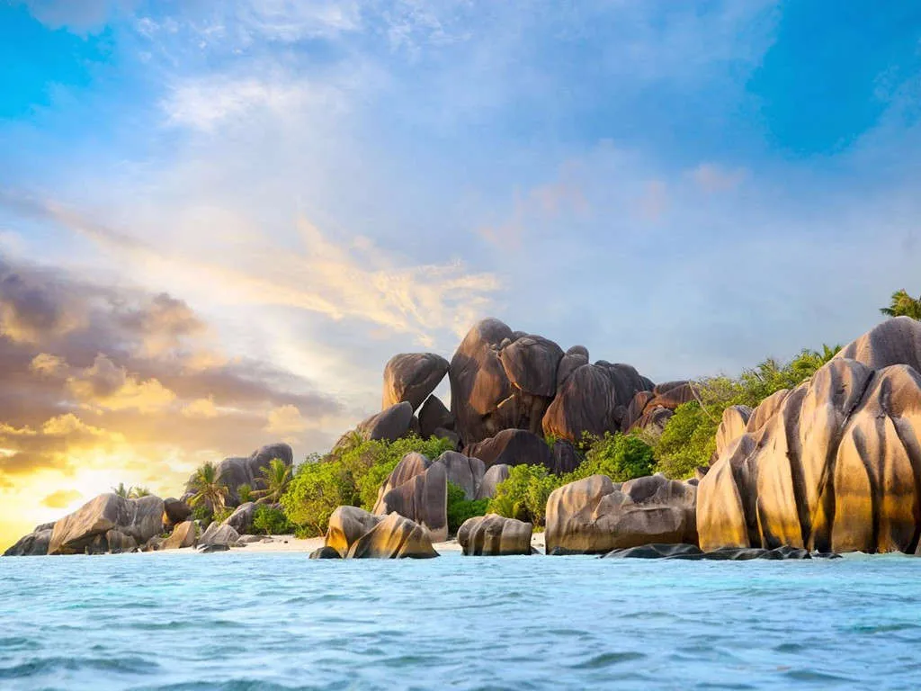 Anse Source d'Argent là một trong những bãi biển đông khách nhất Seychelles.