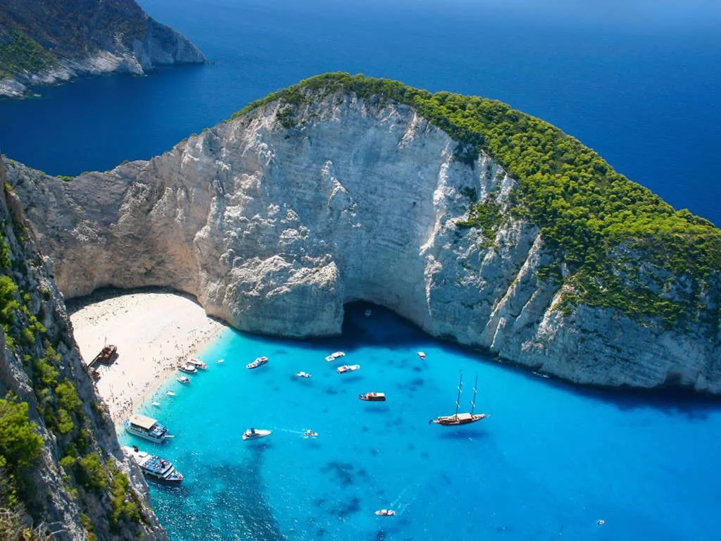 Bãi Navagio, hay còn gọi là bãi Tàu Đắm, nằm ở một vịnh hẹp trên đảo Zakynthos, Hy Lạp