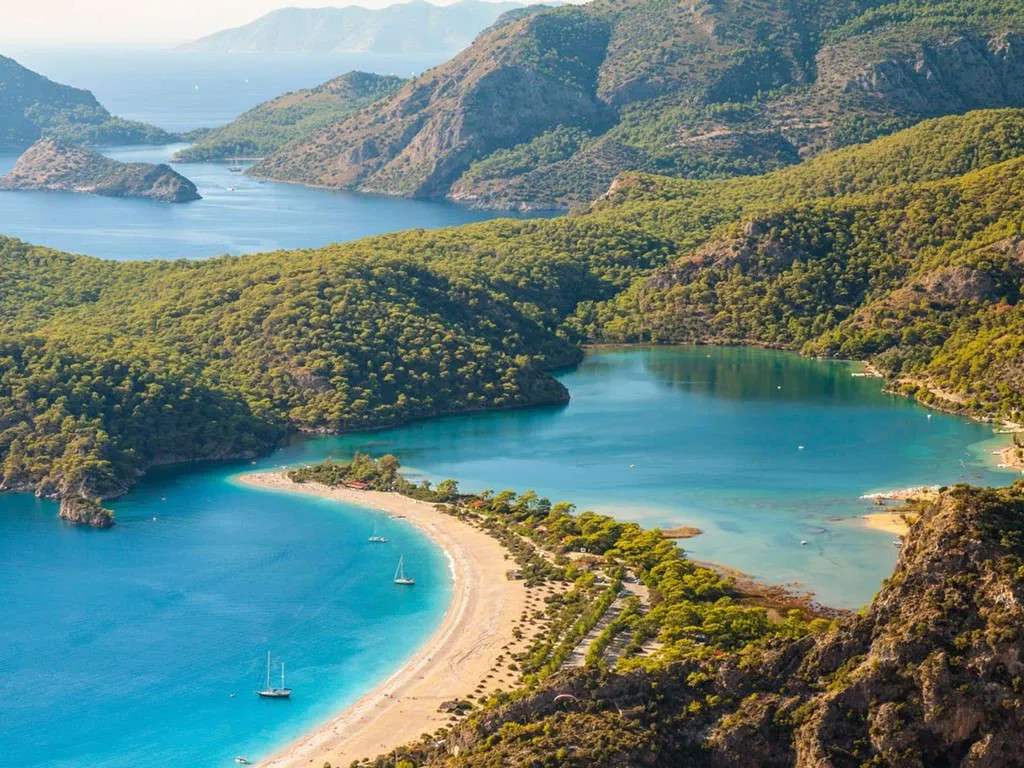 Tới Ölüdeniz ở Thổ Nhĩ Kỳ, bạn sẽ thấy một phá nước nằm giữa công viên quốc gia hùng vĩ và một bãi biển dài tuyệt đẹp.