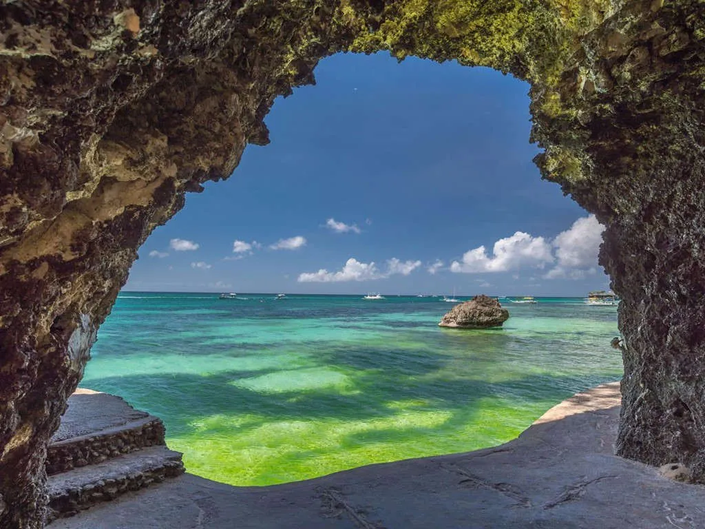 Bãi biển White trên đảo Boracay của Phillipines có vô vàn khu nghỉ dưỡng, khách sạn, điểm mua sắm hấp dẫn.