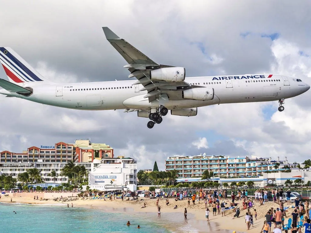 Bãi biển Maho nằm trên khu vực phía Hà Lan của đảo St. Martin, Caribbe.