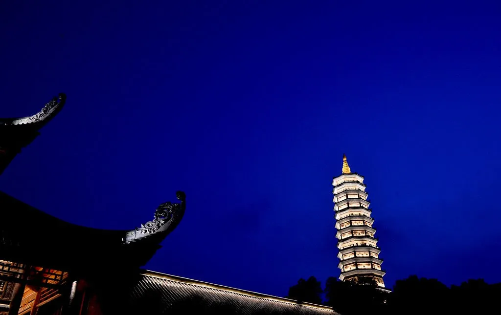 Bảo tháp cao nhất Đông Nam Á (100 m) tại chùa Bái Đính rực sáng về đêm