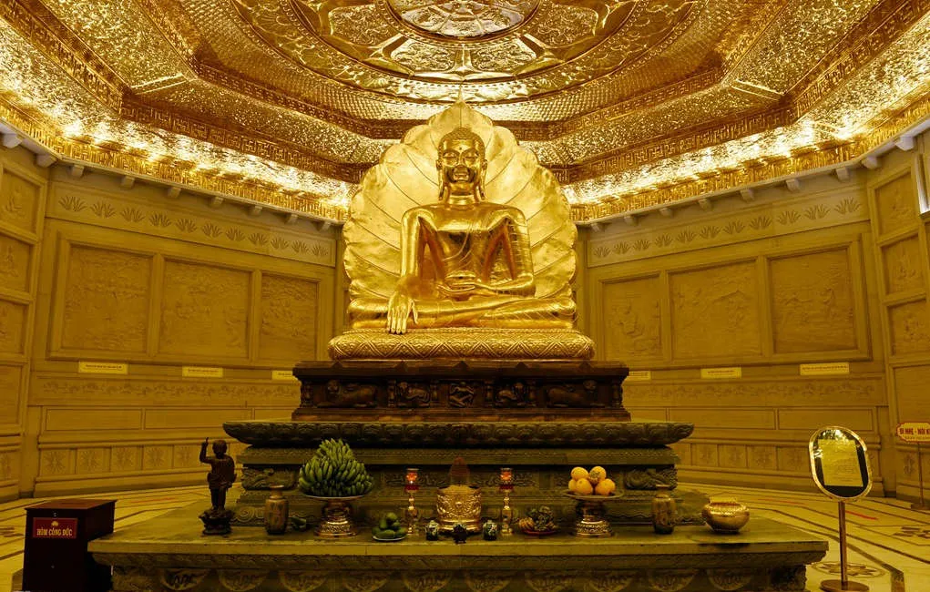 Chùa Bái Đính nằm ở phía tây Ninh Bình, cách trung tâm thành phố 15 km, thuộc xã Gia Sinh, Gia Viễn.