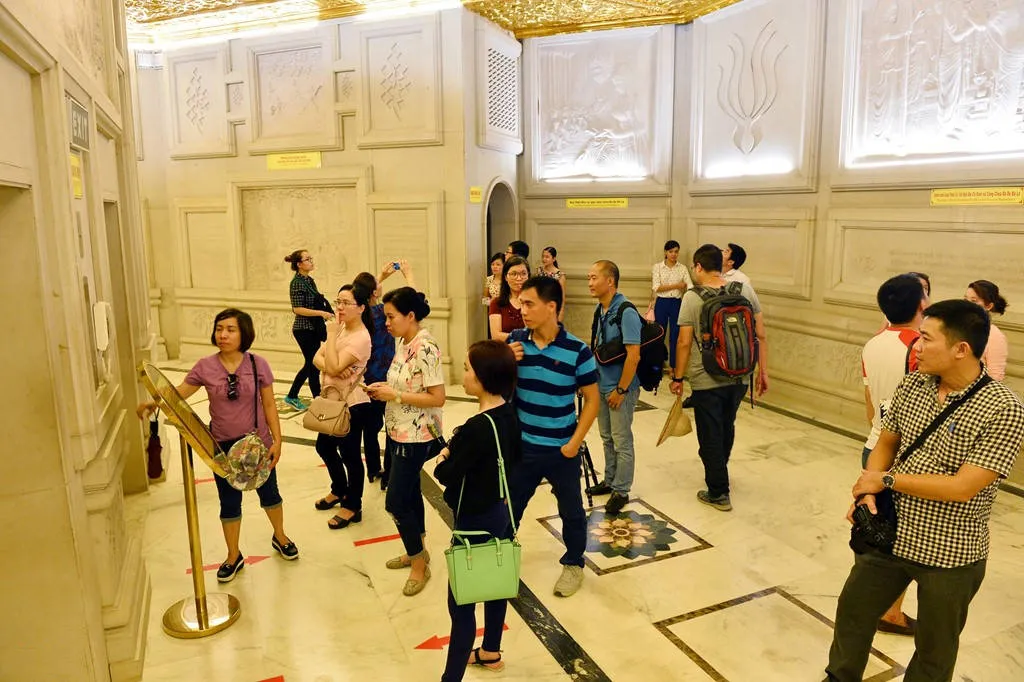 Để lên khu vực thang máy, du khách phải leo bộ 72 bậc trước đó.
