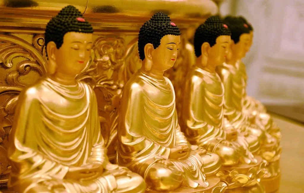 Hàng nghìn bức tượng nhỏ được đặt trang trí quanh bảo tháp.
