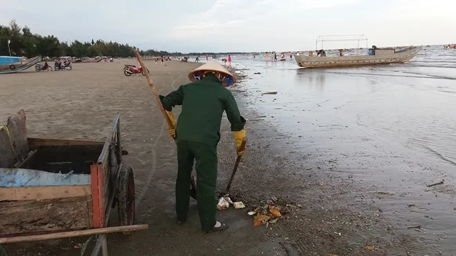 Nhiều du khách khi thấy vật này bốc mùi đã không dám xuống tắm biển.