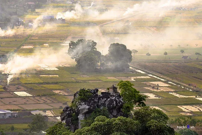 Cái nắng oi bức của mùa hạ quyện tan cùng những làn khói trắng.
