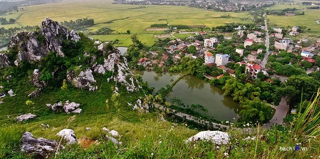 Núi không quá rộng lớn nhưng lại đa dạng địa hình, nhiều hang, ngách và những tảng đá hình thù sinh động.