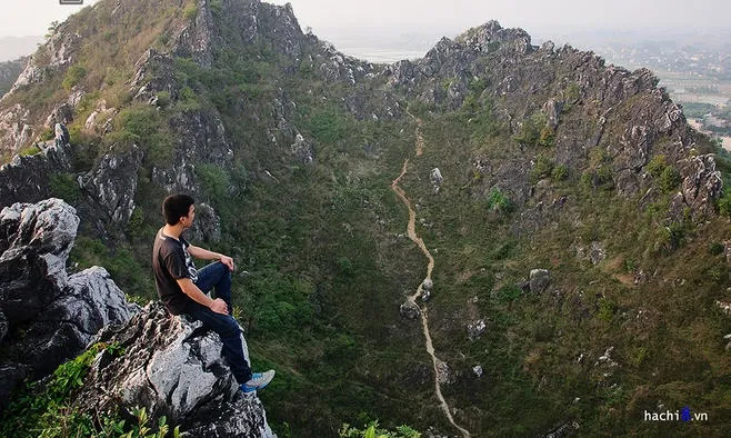 Núi Trầm là khối núi đá vôi được tạo thành từ chín đỉnh nhỏ.