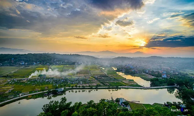 Cuối ngày, chọn một góc cao nơi đỉnh núi là bạn có thể chiêm ngưỡng những đồng lúa trải dài mênh mông, xen giữa xóm làng hay sông hồ trông mềm mại như một dải lụa bao quanh.