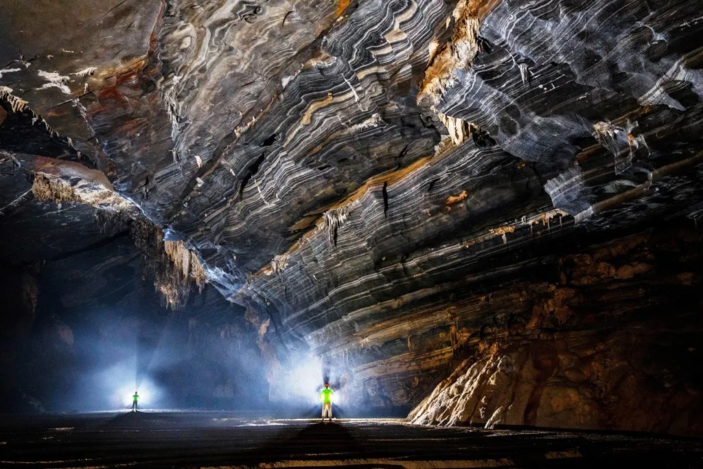 Hang Tiên 2 có chiều dài 2.519 m, nơi sâu nhất 94 m so với mặt đất.