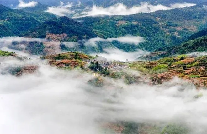 Mây mù bao phủ từ xa quanh ngôi làng càng tạo nên vẻ kỳ bí hoang sơ.