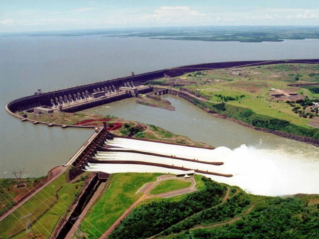 Đập Itaipu ở biên giới Brazil và Paraguay tạo ra 89,5 Twh điện mỗi năm, hơn bất cứ đập thủy điện nào trên thế giới.