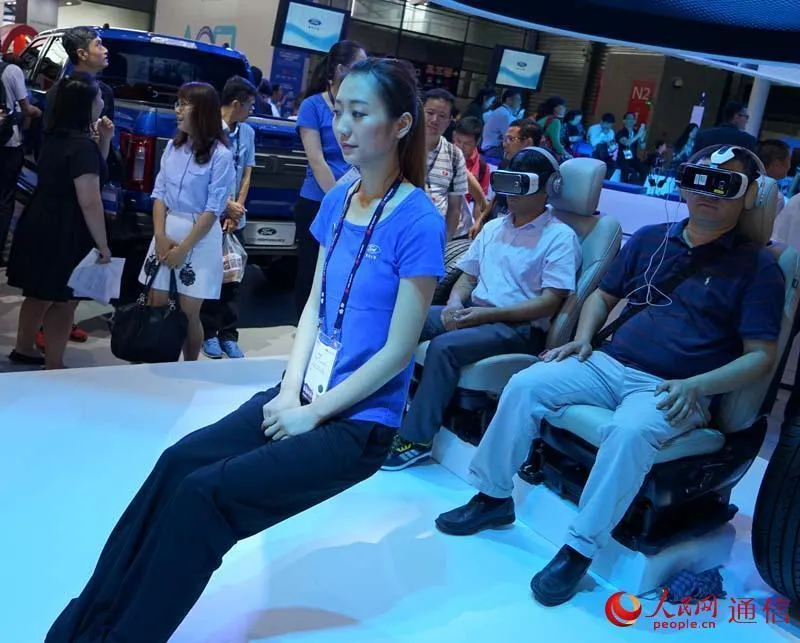 Một cô gái ngồi lơ lửng trên không trung, bên dưới không hề có chiếc ghế nào, phía trước là hai bánh xe ô tô.