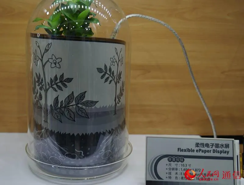 Sách điện tử dẻo có thể gấp lại và xếp gọn trong bình hoa.