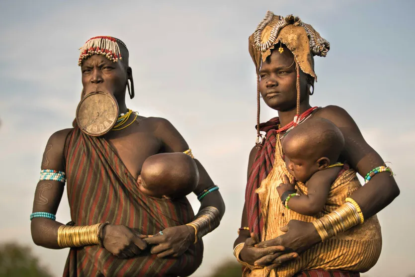 Phụ nữ Mursi nổi tiếng với hình ảnh chiếc đĩa lớn gắn ở môi.