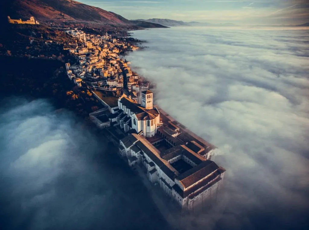 Ảnh nhà thờ St. Francis ở Assisi, Italy, trong một ngày sương mù