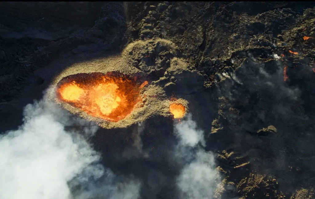 Ảnh chụp phía trên núi lửa Piton de la Fournaise ở đảo Renunion thuộc Pháp