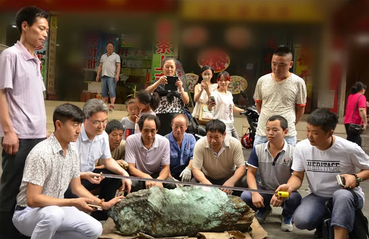 Khối đá ngọc lam khổng lồ đã thu hút sự tò mò của rất đông người dân địa phương.