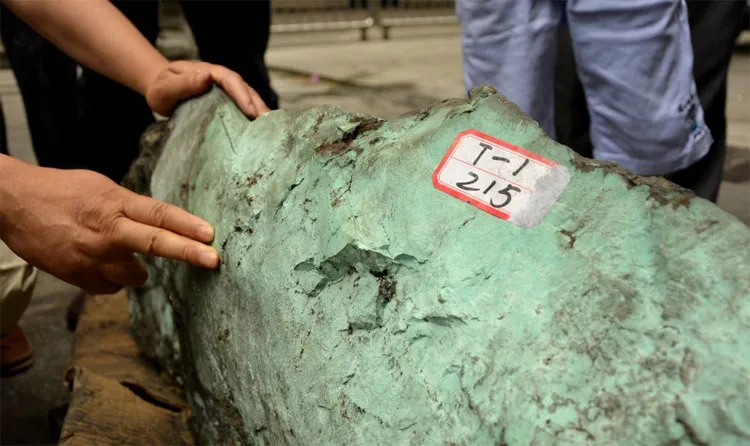 Khối đá ngọc lam có trọng lượng 215kg và trị giá khoảng 10 triệu NDT.