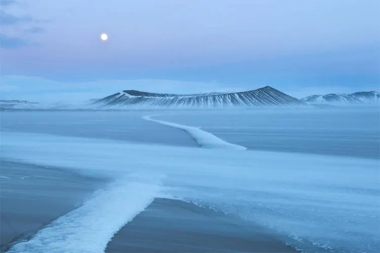 Iceland không chỉ có màu xanh: hố Hverfjall bị bao phủ bởi băng tuyết, phía trước nó là Myvatn đã đóng băng.