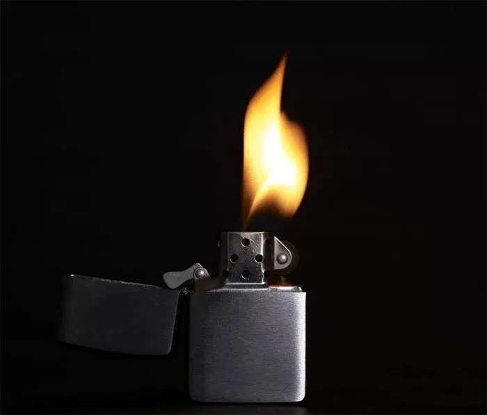 Bật lửa là vật dụng tuyệt đối không được cho vào cốp xe.