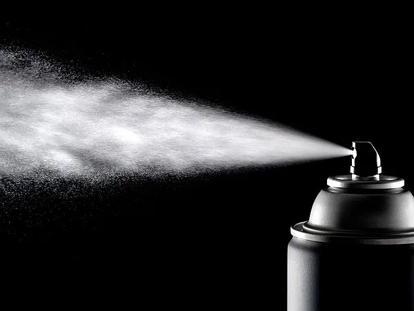 Bên trong gôm/keo xịt tóc có chứa các thành phần cực kỳ dễ bắt lửa.