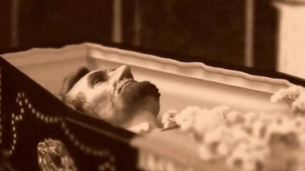 Thi hài của Tổng thống Abraham Lincoln 36 năm sau cái chết của Tổng thống Lincoln, có tới 23 người đã tới lăng mộ của ông sau khi nghe lời đồn rằng thi hài của ông không còn nằm trong quan tài nữa.
